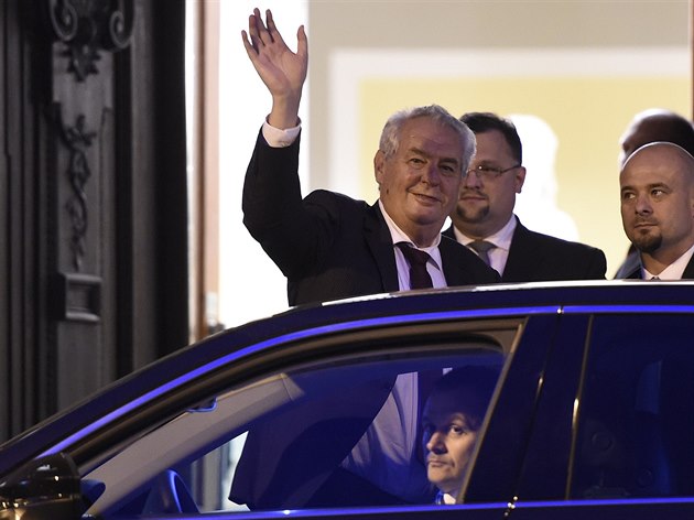 Prezident Milo� Zeman po p�íjezdu na sch�zi Bezpe�nostní rady státu. Pozdravil...