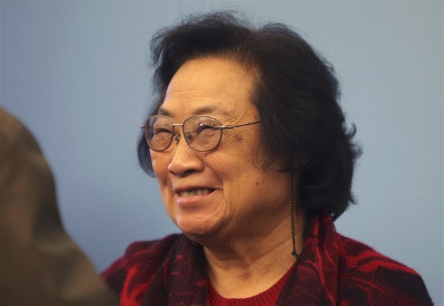 Farmakolo�ka Jou-jou Tchu  (znám�j�í anglickým p�episem jako Tu Youyou) na...