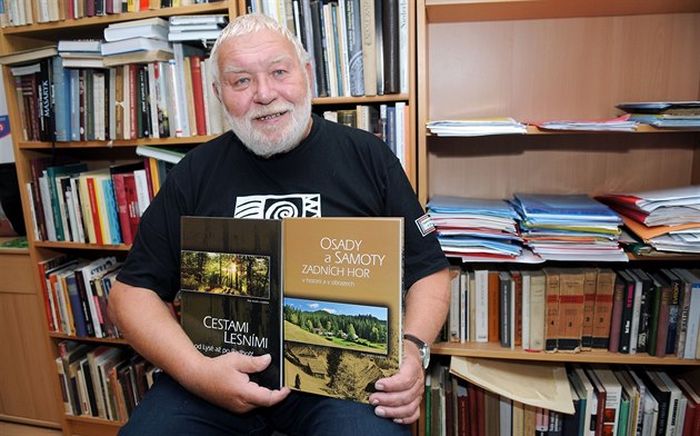 Publicista Petr Andrle s knihami popisujícími, jak vznikaly cesty v Beskydech....