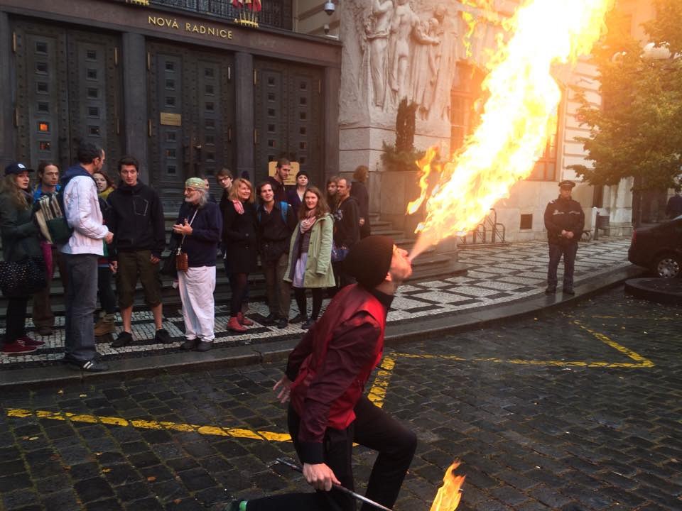 Happening busker� na Mariánském nám�stí (7.10.2015).