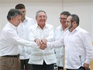 Kubánský prezident Raúl Castro peetí dohodu mezi kolumbijským prezidentem...