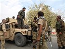 Afghánská armáda se snaí sehnat pomoc zrannému civilistovi v boji o msto...