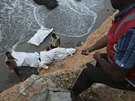 Pracovníci libyjského erveného plmsíce loví tla uprchlík, která vyplavilo...