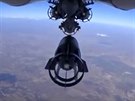 Ruský bitevní Su-24M vypoutí bombu nad Sýrií. Snímek pochází z webu ruského...