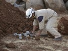 Pracovník civilní ochrany sbírá v syrském mst Másran  nevybuchlou kazetovou...
