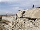 Syrské dti obhlíejí následky nálet na msto Marama v provincii Idlíb,...