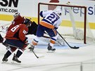 SNADNÁ PRÁCE.  Kyle Okposo Z NY Islanders dává gól, zasáhnout u nestihne...