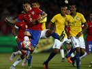 Eduardo Vargas z Chile skóruje v duelu s Brazílií.
