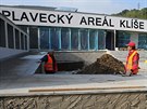 Rekonstrukce plaveckého areálu na Klíi mla podle pvodní smlouvy skonit do...