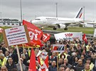 Demonstrace zamstnanc Air France v Paíi.