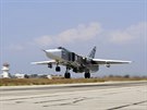 Ruský stroj Su-24M startuje z letit Hmeimim  v Sýrii.