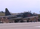 Letoun Su-25 ruského letectva na letiti v syrském Hmeimimu (5. záí 2015)