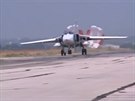 Letoun Su-24 ruského letectva na letiti v syrském Hmeimimu (5. záí 2015)