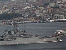 Ruské válené lod proplouvají Bosporem (7. íjna 2015)
