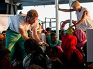 Will Turner a Mary Jo Frawleyová  rozdávají jídlo uprchlíkm na lodi Léka bez...