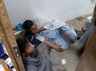 Personál afghánské nemocnici po leteckých náletech USA (3.10.2015)