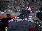 Dti afghánských uprchlík spí na kraji silnice. Rodie s dtmi pipluli na...