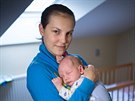 Oksana Olkhova z Melitopolu na Ukrajin drí syna Alexeje, který u se narodil...