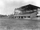 Pvodn tribuna Androva stadionu v Olomouci v roce 1945 ponien vbuchem. Do...