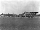 Pvodn tribuna Androva stadionu v Olomouci v roce 1945 ponien vbuchem. Do...