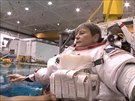 Astronautka Peggy Whitsonová se souká do skafandru ped testem pod vodní...