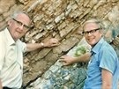 Luis W. Alvares a jeho syn Walter u hraniního sedimentu K-T v italském Gubbiu...