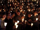 Studenti a obyvatelé Roseburgu vzpomínají na oběti střelby ve škole (2. října...