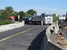 U n�jezdu na provizorn� most u� jsou instalovan� betonov� svodidla. Nechyb� ani...