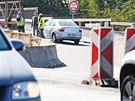 Po provizorn�m mostu budou �idi�i jezdit a� do konce p��t�ho roku. Rychlost na...
