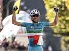 Cyklista Vincenzo Nibali projídí vítzn cílem závodu Giro Di Lombardia.