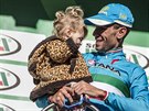 Cyklista Vincenzo Nibali s dcerou po triumfu v závod Giro Di Lombardia.