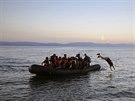 Uprchlíci piplouvají na ecký Lesbos. Na peplnném lunu vypluli z Turecka...