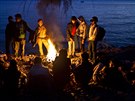 Uprchlíci ze Sýrie a Afghánistánu se zahívají u ohn na ostrov Lesbos, kam...