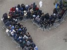 Uprchlíci se řadí do fronty před berlínským úřadem pro zdravotní a sociální...
