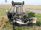 St�et na k�i�ovatce vymr�til ob� auta do pole. Jeden �idi� byl zran�n� lehce,...
