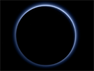 Vrstva oparu na Plutu na snímku poízeném sondou New Horizons odhaluje jeho...