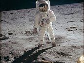 Ikonická fotografie Buzze Aldrina. Když se podíváte do odrazu v hledí, spatříte...