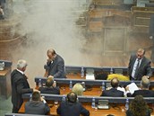 Opozice v kosovskm parlamentu pouila na protest proti smovn vldy slzn...