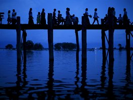 NONÍ POCHOD. Lidé pecházejí most pes Tuangthamanské jezero ve druhém...