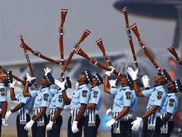 GENERÁLKA. Vojáci indických vzduných sil vyhazují na základn v Hindonuo do...