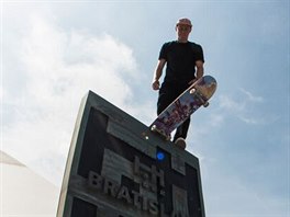 Maxim Habanec se skateboardem na bratislavskm most
