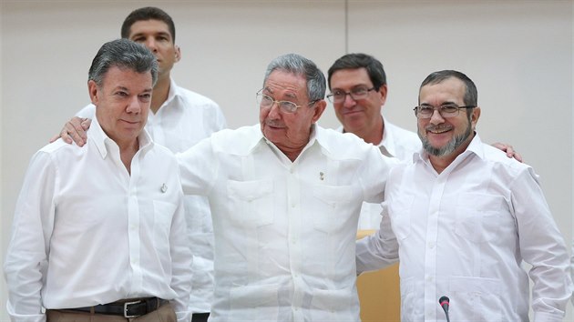 Kolumbijsk prezident Juan Manuel Santos (vlevo) se seel v Havan s ldrem FARC Timoenkem. (1. jna 2015)