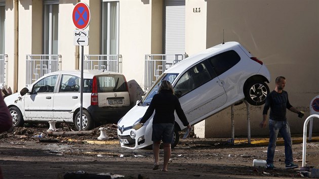 Nsledky bleskovch zplav ve francouzskm Cannes. (4. jna 2015)