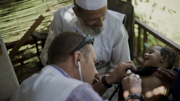 Lajos Zoltan Jecs vyetuje dtskho pacienta pi prci s mobilnmi klinikami v Afghnistnu v roce 2013.
