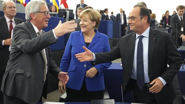 Francouzský prezident Francois Holland a německá kancléřka Angela Merkelová se vítají s předsedou Evropské komise Jean-Claudem Junckerem. (7. října 2015)