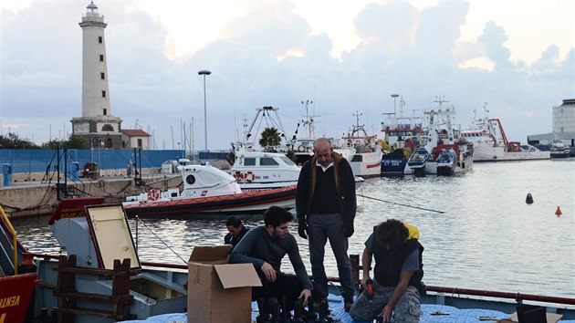 Aktivist instalovali plovouc ploinu na zchranu migrant do Stedozemnho moe. (5. jna 2015)