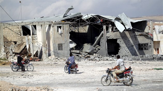 Syřané obhlížejí následky náletů na město Babíla, které podle aktivistů provedly ruské letouny (7. října 2015)