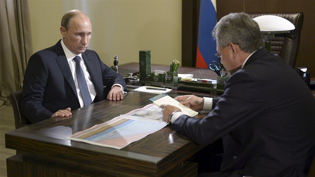 Rusk ministr obrany Sergej ojgu podv prezidentu Putinovi zprvu o bojch v Srii (7. jna 2015)