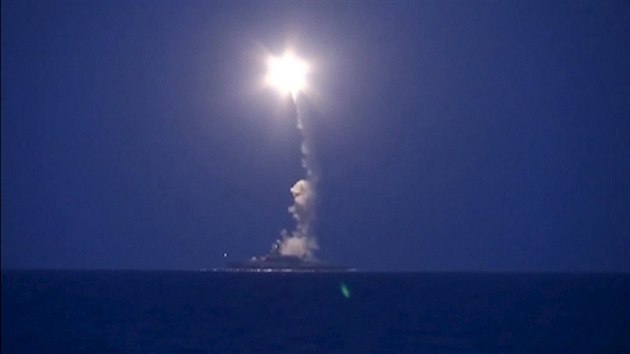 Rusk flotila v Kaspickm moi odplila na cle v Srii 26 raket. Snmek pochz z videa zveejnnho ruskm ministerstvem obrany (7. jna 2015)