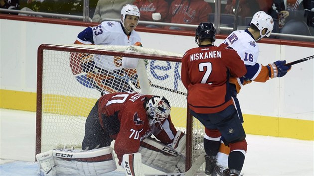 Brank Braden Holtby z Washingtonu zasahuje v utkn s NY Islanders.